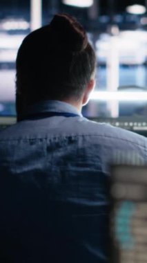 Dikey video sunucu odası yazılım geliştiricisi altyapı teşhislerini gözden geçirmek için yapay zekayı kullanıyor. Veri merkezindeki IT çalışanı aygıtlar üzerinde yapay zeka teknolojisi kullanarak performans verilerini analiz ediyor