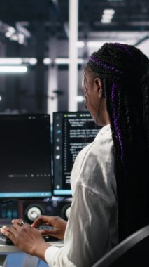 Verileri analiz etmek için derin öğrenme kullanan yöneticiler tarafından yapılan işleri dikey video veri merkezi yöneticisi kontrol ediyor. BT uzmanlarını denetleyen sunucu merkezi denetleyicisi, verileri tanımak için yapay zeka nöro ağları kullanıyor