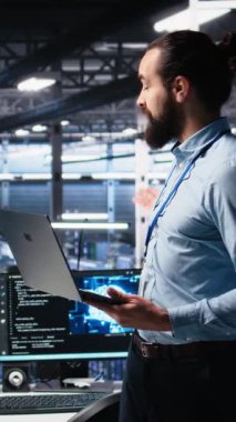 Yapay zeka teknolojisini gösteren dikey video veri merkezi yöneticisi, izleyiciler için sunum videosu çekiyor. Sunucu çiftlik ekip lideri sunar yapay zeka makinesi öğrenme teknolojisi, kamera A