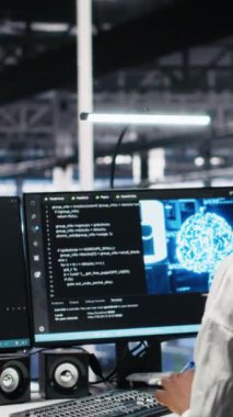 Verileri analiz etmek için makine öğrenme algoritmaları kullanan dikey video veri merkezi kadın programcısı. Sunucu çiftliğindeki Afrikalı Amerikalı kadın yapay zeka nöro ağlarını kullanarak veri kalıplarını tanıdı, kamera A