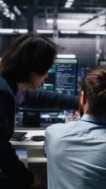 Dikey video sunucu odası bilgisayar bilimcileri altyapı teşhislerini incelemek için yapay zekayı kullanıyorlar. Veri merkezinde birlikte çalışan bilişim uzmanları, yapay zeka kullanarak performans verilerini analiz ediyorlar.