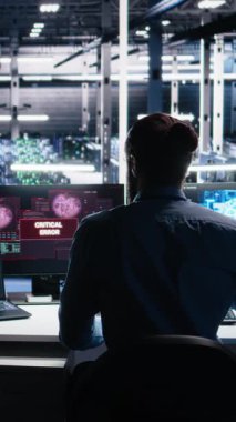 Dikey video Sinirli Veri Merkezi programcısı yapay zeka araçları kullanırken arızalarla mücadele ediyor. Sistem optimize etmek için yapay zeka kullanırken hataya uğramış sunucu merkezi çalışanı