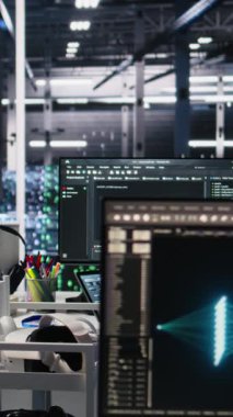 Verileri analiz etmek için PC üzerinde makine öğrenme algoritmaları kullanan dikey video veri merkezi sistem yöneticileri. Veri kalıplarını tanımak için aygıtlar üzerinde yapay zeka sinirsel ağları kullanan sunucu tarım çalışanları