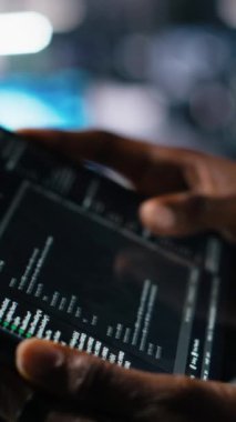 Otomasyon betikleri için kodları gözden geçirmek için tablet kullanan veri merkezi yazılım geliştiricisini dikey olarak kapat. Hata ayıklama işlemleri için hata günlüklerini izleyen aygıt kullanan sunucu merkezi bilişim uzmanı