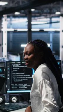 Veritabanı 'ndaki verileri denetleyen dikey video yöneticisi. Üretken yapay zeka yardımıyla kodluyor. Afro-Amerikan bilişim uzmanının yapay zeka büyük dilini kullanarak yaptığı çalışmaları denetleyen kişi.