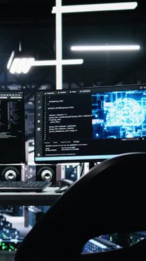 Dikey video sunucu odası bilgisayar ekranları, yapay zeka işlemleri için büyük ölçekli makine öğrenme verilerini işleyen ana bilgisayarları izliyor. Yapay zeka modelinde kullanılan izleme donanımını bilgisayar görüntüler