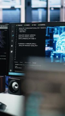 Veri merkezindeki dikey video monitörleri yapay zeka teknolojisi yazılım arayüzü izleme altyapı sağlığını gösteriyor. Bilgisayarlardaki görsel programlama sistemleri sunucu merkezindeki arızaları tanımlamaya yardımcı oluyor
