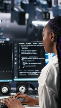 Veri merkezindeki dikey video teknisyenleri yapay zeka tanılarını gözden geçirir, operasyonel güvenilirliği korumak için nöral ağ performansını analiz ederler. IT çalışanları yapay zeka sistemlerini optimize ediyor