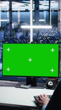 Yapay zeka kullanarak nöral ağı izlemek için yeşil ekran PC kullanan dikey video veri merkezi mühendisi. Bilgi işlem uzmanı sunucuların derinlemesine çalışmasını denetlemek için yapay zeka kullanıyor.