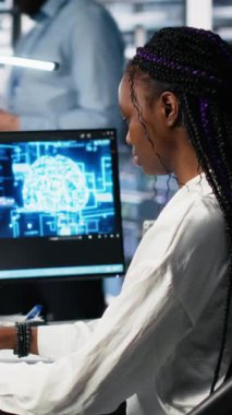 Kullanıcı teknik desteği sağlamak için yapay zeka asistanını kullanarak, dikey video merkezi yönetimi telefon çağrısı alıyor. Sunucu merkezi IT profesyonel cevaplama aramaları büyük dil modeli destekli