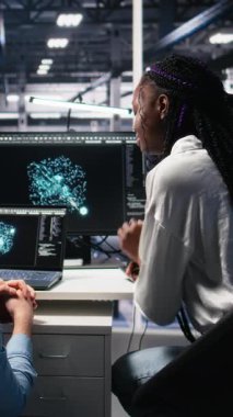 Dikey video sunucu odası bilgisayar bilimcileri altyapı teşhislerini incelemek için yapay zekayı kullanıyorlar. Veri merkezinde birlikte çalışan bilişim uzmanları, yapay zeka kullanarak performans verilerini analiz ediyorlar.