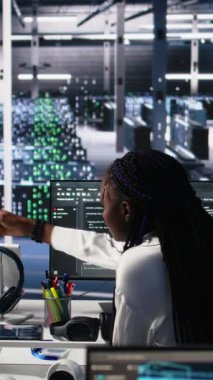 Dikey Veri Merkezi beyin fırtınası yapan, sinirsel ağ yazılım geliştirme üzerinde çalışan yönetimler. Sunucu çiftliği IT çalışanları birlikte çalışıyor, PC kullanarak makine öğrenme teknolojisi uyguluyorlar