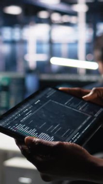 Tablet kullanarak, kaynak optimizasyonu için kod yazarak, güncellemeler yaparak veri merkezi programcısını dikey olarak kapat. Aygıt kullanan sunucu odası çalışanı, hataları düzeltmek için yazılım yamaları derliyor