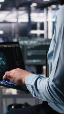 Veritabanı kodlamasındaki geliştiricinin bilgisayarda üretken yapay zeka yardımıyla dikey videosunu kapat. Yapay zeka kullanan bilişim uzmanı görevleri çözmek için dizüstü bilgisayarda büyük dil modeli, kamera