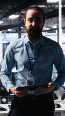 Dikey Veri Merkezi Yapay Zeka teknolojisi ve donanımları sergileyen, sunum turu kaydeden baş programcı. Sunucu odası IT çalışanı sunar yapay zeka derin öğrenme teknolojisi, kamera A