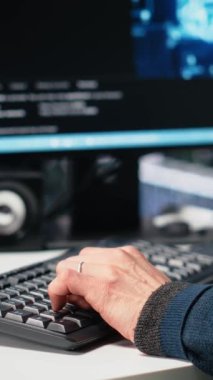 Yüksek teknoloji veri merkezinde dikey video yönetimi ve makine öğrenme üretici yapay zeka asistanı. Yapay zeka sinirsel ağları kullanan işçiler büyük dil model teknolojisi, kamera A