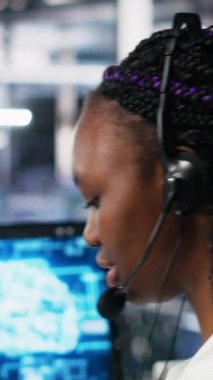 Kullanıcı teknik desteği sağlamak için yapay zeka asistanı kullanan dikey video veri merkezi yazılım geliştiricisi. Sunucu çiftliği bilişim uzmanı geniş dilli sohbet robotu kamera A 'nın yardımıyla canlı destek çağrılarını yönetiyor.