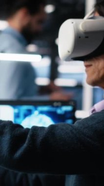 Sanal gerçeklik kullanarak sinirsel ağ yazılım geliştirme üzerinde çalışan dikey video veri merkezi mühendisi. VR ekipmanı kullanarak sunucu odasında bilişim uzmanı, makine öğrenme teknolojisi ve kamera