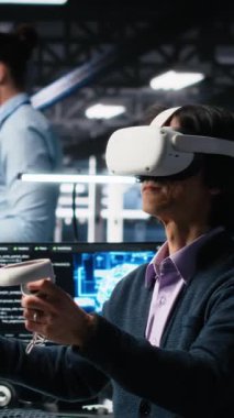 Sanal gerçeklik kullanan dikey video veri merkezi mühendisi, boş zaman ve verimlilik için yapay zeka sistemlerini yönetiyor. BT çalışanı sunucu merkezinde VR kulaklık ve yapay zeka teknolojisi kullanıyor. Kamera A