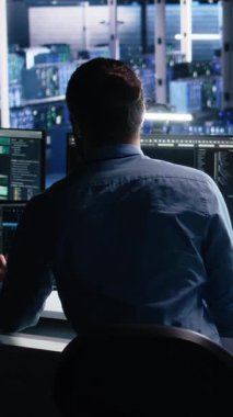 Dikey video veri merkezi bilgisayar bilimcisi AI LLM kullanarak sinirsel ağı izlemek için PC kullanıyor. Sunucuların makine öğrenmesini denetlemek için yapay zeka kullanan bilişim uzmanı, kamera A