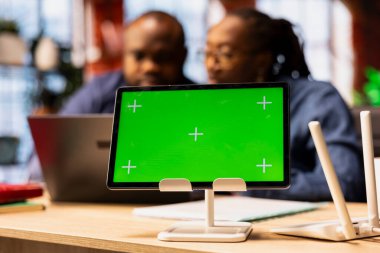 Siyah erkek ve kadın, ağ hatalarını düzeltmek için zayıf bağlantıları tanımlamak ve farklı sorun çözme tekniklerini test etmek için ekranın yanında ev interneti ile sorun yaşıyorlar.