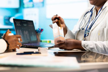 Kadın dermatolog yaz boyunca cilt koruması için spf 50 ile birlikte güneş kremi öneriyor ve cilt bakımı için genç yetişkinlere harika bir cilt bakımı sunuyor. Kapat..