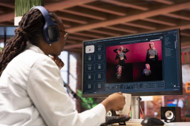 Ofisteki kadın yapay zeka yazılımını kullanarak metni fotoğrafa dönüştürüyor, kahve içiyor ve müzik dinliyor. Konforlu dairedeki kişi bilgisayardaki resim oluşturucu modeller için metin kullanır