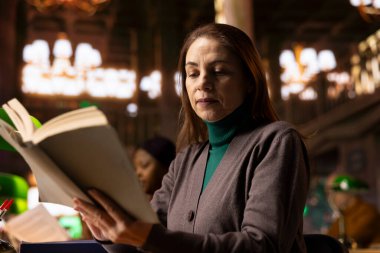 Bir üniversite kampüs kütüphanesinde okuma yazma öğrenme ve yazma dalmış, tezini entellektüel hırs ve uzun ömürlü öğrenme ve akademik başarıya adanmışlıkla çalışıyor..