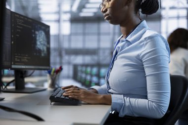 YZ veri merkezi teknisyeni felaket kurtarma planları yazıyor. Sunucu çiftliğindeki bilişim uzmanı performansı izlemek ve gerekli donanım güncellemelerini tahmin etmek için analitik kullanıyor