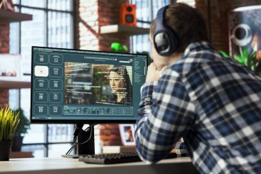 Adam yapay zekayı yüksek kaliteli yapay zeka avatarlarıyla profesyonel video yaratımı için kullanıyor. Kurumsal eğitim, pazarlama ve eğitim içeriği için Kişi Kodlama AI GPT oluşturma videoları