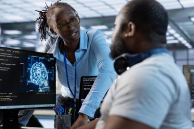 Yüksek teknoloji veri merkezine zarar verdikten sonra Yapay Zeka programcısını uyarıyor. Denetmen sunucu odasında hata yaptıktan sonra yapay zekayı azarlıyor.