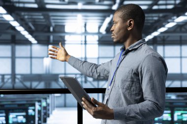 Tablet kullanarak veri merkezinde teknisyen, afet kurtarma planları geliştirmek, yedek bütünlüğü doğrulamak, senaryoların başarısızlığını test etmek, bozulmalar sırasında veri erişiminin sağlanması