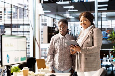 İş adamları, kurumsal başarı ve hedeflere ulaşmak için sürdürülebilir bir girişim stratejisi geliştirerek, modern bir işyerinde bir plan hazırlıyorlar..