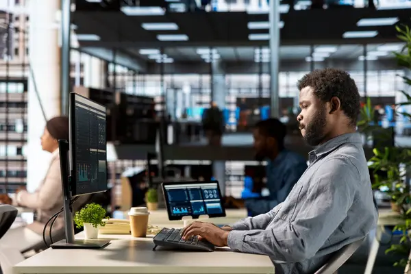 Siyah girişimci, çevrimiçi araçlar kullanarak, veri bilgi bilgilerini analiz ederek finansal planlar oluşturmak için aylık gelir dengesi ile çalışıyor. Başarı için örgütsel hedefleri yöneten iş adamı.