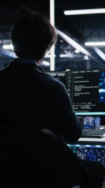 Dikey video veri merkezi mühendisi yapay zeka sinirsel ağ yazılım geliştirme üzerinde çalışıyor. Sunucu merkezi IT profesyonel uygulama makinesi öğrenme teknolojisi iş yerinde, kamera A