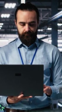 Üretken yapay zeka yardımıyla veri merkezi kodunda gülümseyen mühendislerin dikey video portresi. Mutlu bilişim uzmanları beyin fırtınası yapıyor, yapay zekayı büyük dil modelini kullanarak çözüyor.