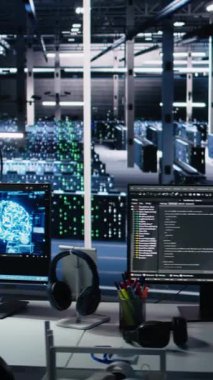Dikey video Veri Merkezi PC ekranları, AI LLM model geliştirme ve otomasyon iş yüklerinde kullanılan arka uç donanım performansını izlemektedir. Workstation monitörleri sunucu donanımlarını denetliyor