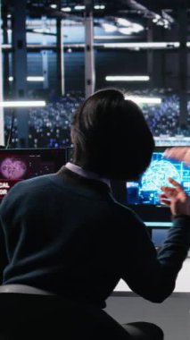 Yapay zeka kullanırken kritik hata uyarısını düzeltmeye çalışan mühendislerden oluşan dikey video veri merkezi ekibi. Sunucu çiftliği takım arkadaşları yapay zeka teknolojisi kullanırken arıza açığını tamir ediyorlar