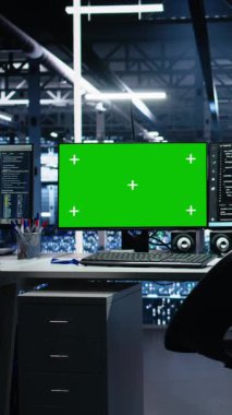 Makine öğrenme kodunu gösteren yeşil ekran monitörleri olan veri merkezindeki dikey video yapay zeka geliştirme çalışma istasyonları. Sinir ağı algoritmasını izlemek için kullanılan sunucu merkezi modelleme bilgisayarları