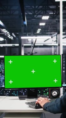 Dikey Veri Merkezi teknisyeni, veri tabanlarını analiz etmek için izole ekran PC üzerinde makine öğrenme algoritmaları kullanır. Sunucu merkezi çalışanı, verileri tanımak için krom anahtar bilgisayarda yapay zeka sinirsel ağları kullanır