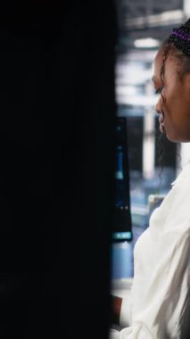 Veri merkezindeki dikey video programcısı yapay zeka tanılarını inceleyerek nöral ağ performansını analiz ediyor. Sunucu merkezi bilişim uzmanı yapay zeka sistemleri yapılandırmasını optimize ediyor, kamera A