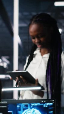 Yüksek teknoloji veri merkezindeki dikey video teknisyenleri sinirsel ağ yazılım geliştirme konusunda işbirliği yapıyorlar. Sunucu merkezi IT çalışanları konuşuyor, PC, kamera A kullanarak derin öğrenme teknolojisi uyguluyorlar.