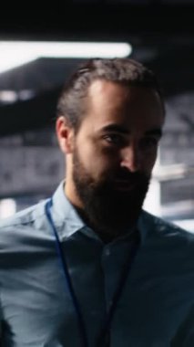 Dikey Veri Merkezi Sistem Yöneticisi süper bilgisayar donanımı ve yapay zeka teknolojisi sergiliyor, sunum turu çekiyor. Sunucu odası bilişim uzmanı sunar yapay zeka sinir ağları