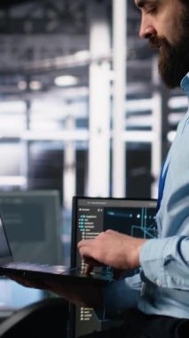 Veritabanı kodlamasındaki geliştiricinin bilgisayarda üretken yapay zeka yardımıyla dikey videosunu kapat. Yapay zeka kullanan bilişim uzmanı görevleri çözmek için dizüstü bilgisayarda büyük dil modeli, kamera