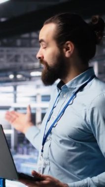 Yapay zeka teknolojisini gösteren dikey video veri merkezi yöneticisi, izleyiciler için sunum videosu çekiyor. Sunucu çiftlik ekip lideri sunar yapay zeka makinesi öğrenme teknolojisi, kamera A