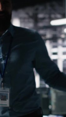 Dikey Veri Merkezi Yapay Zeka teknolojisi ve donanımları sergileyen, sunum turu kaydeden baş programcı. Sunucu odası IT çalışanı sunar yapay zeka derin öğrenme teknolojisi, kamera A