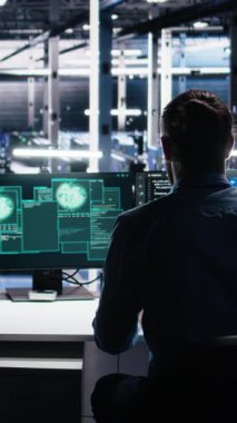 Dikey video sunucusu çiftlik programcıları hackleme uyarısı görüyorlar, gizli verilere erişen siber saldırıdan sistemleri korumaya çalışıyorlar. Veri merkezi iş arkadaşları güvenlik sırasında virüsle savaşıyor