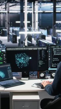 Kullanıcı teknik desteği sağlamak için yapay zeka asistanı kullanan dikey video veri merkezi sistem yöneticisiName Sunucu odası bilişim uzmanı yapay zeka LLM 'nin yardımıyla canlı destek çağrılarını yönetiyor.