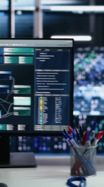 Dikey video sunucu odası bilgisayar ekranları, yapay zeka işlemleri için büyük ölçekli makine öğrenme verilerini işleyen ana bilgisayarları izliyor. Yapay zeka modelinde kullanılan izleme donanımını bilgisayar görüntüler