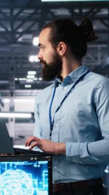 Sunucu odası mühendisinin yapay zeka kullanarak cihazlardaki altyapı teşhislerini inceleyen dikey video yöneticisi denetimi. Veri merkezinde veri analizinde bilişim uzmanını denetleyen teknoloji şirketi denetçisi